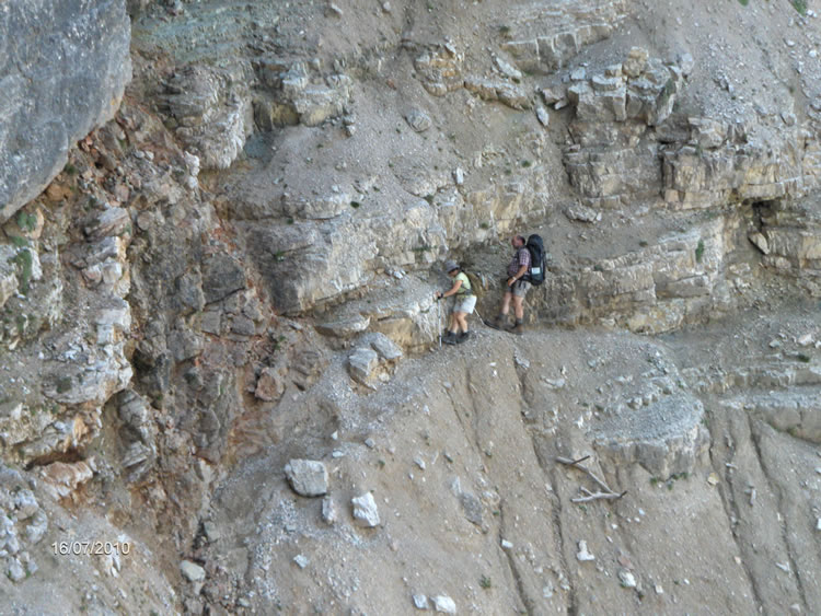 Rebecca and Michael on the tricky Bancdals&Egrave; shortcut near Rifugio Fodara Vedla (July 2010)